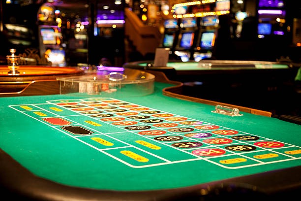 kumisslot BandarQ table showing dealer and player cards with live video stream